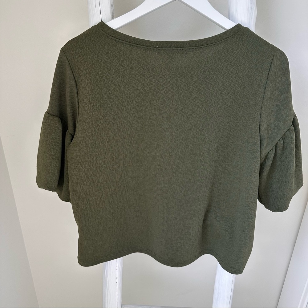 Green Envelope Army Green Ruffled Short Sleeve Shirt Size Large - Picture 2 of 9